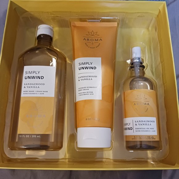 NEW! Bath & Body Works Gift Set (Sandalwood and Vanilla)